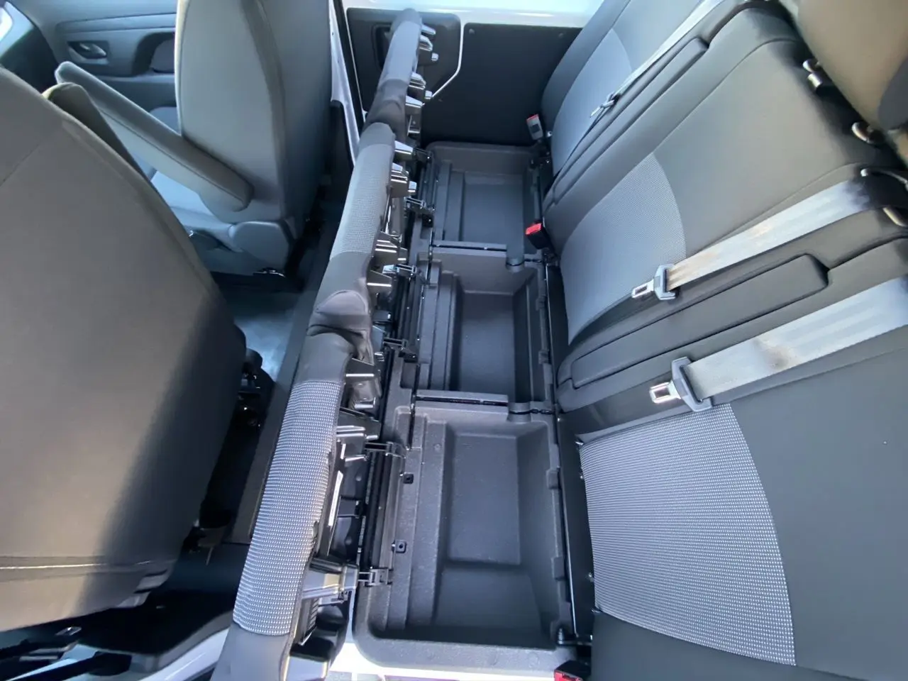 Vue intérieure côté droit montrant les sièges arrière gris-noir du Peugeot Expert Cabine Approfondie avec rangements sous assises.
