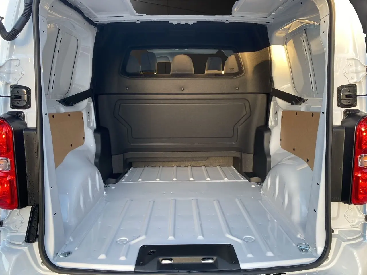 Vue arrière ouverte du Peugeot Expert cabine approfondie blanc icy, montrant l’espace de chargement vide et les parois latérales renforcées.