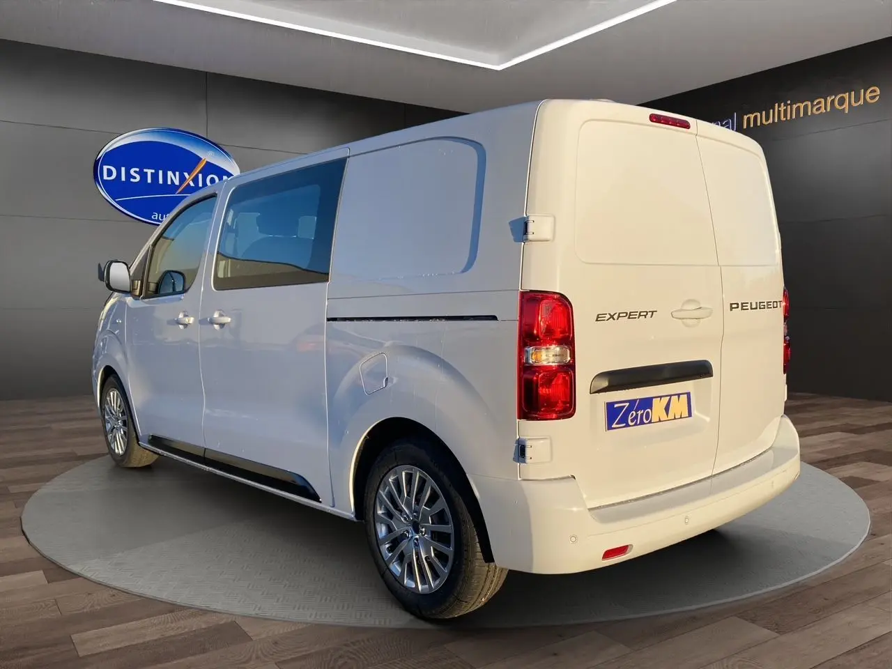 Peugeot Expert cabine approfondie blanc icy vu en 3/4 arrière droit avec jantes alliage et portes battantes arrière.