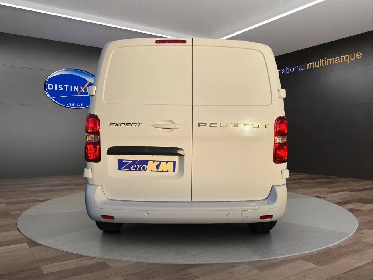 Vue arrière d'un Peugeot Expert Cabine Approfondie blanc Icy avec portes battantes et feux rouges visibles.