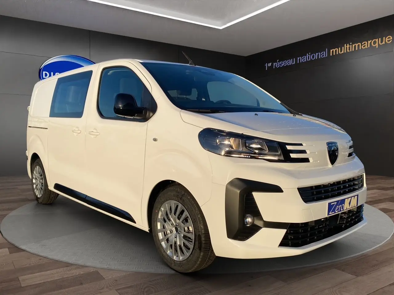 Vue 3/4 avant droite du Peugeot Expert Cabine Approfondie blanc Icy avec boucliers noirs et jantes tôle argentées.