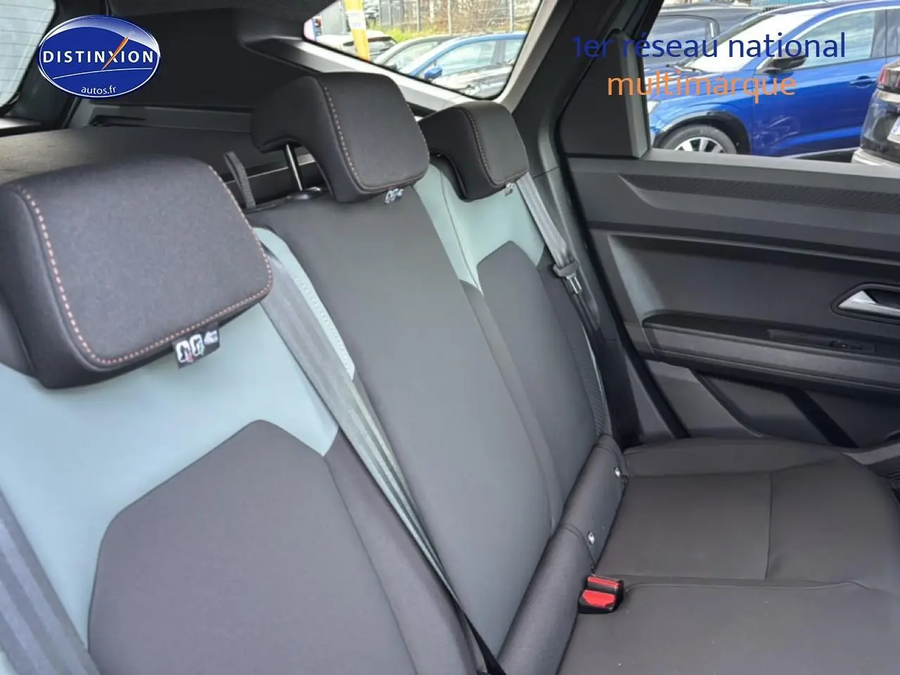 Vue latérale droite de la banquette arrière grise du Dacia Bigster 2025 avec appuie-têtes et ceintures visibles.