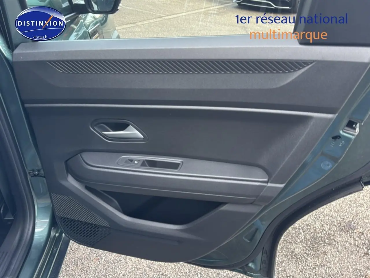 Vue intérieure de la porte arrière gauche du Dacia Bigster vert cèdre, avec poignée et commandes de vitre visibles.