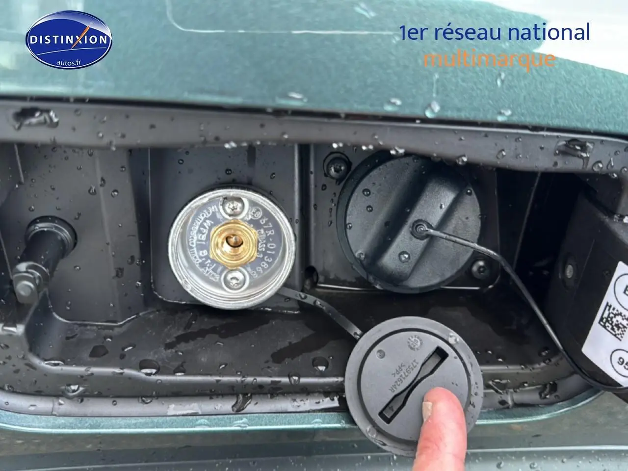 Gros plan sur la trappe à carburant verte cèdre du Dacia Bigster 2025, avec bouchon ouvert et connecteur visible.