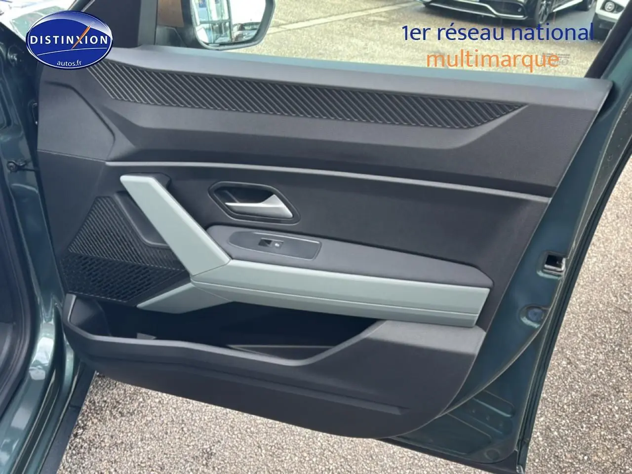 Vue intérieure de la porte avant gauche du Dacia Bigster 2025 vert cèdre avec accoudoir gris clair et haut-parleur intégré.