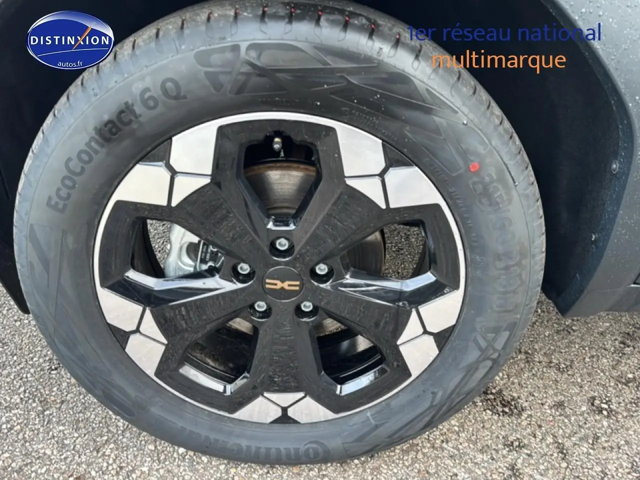 Gros plan sur la jante 18 pouces bicolore noire et argent du Dacia Bigster vert cèdre, avec pneu Continental EcoContact 6Q.