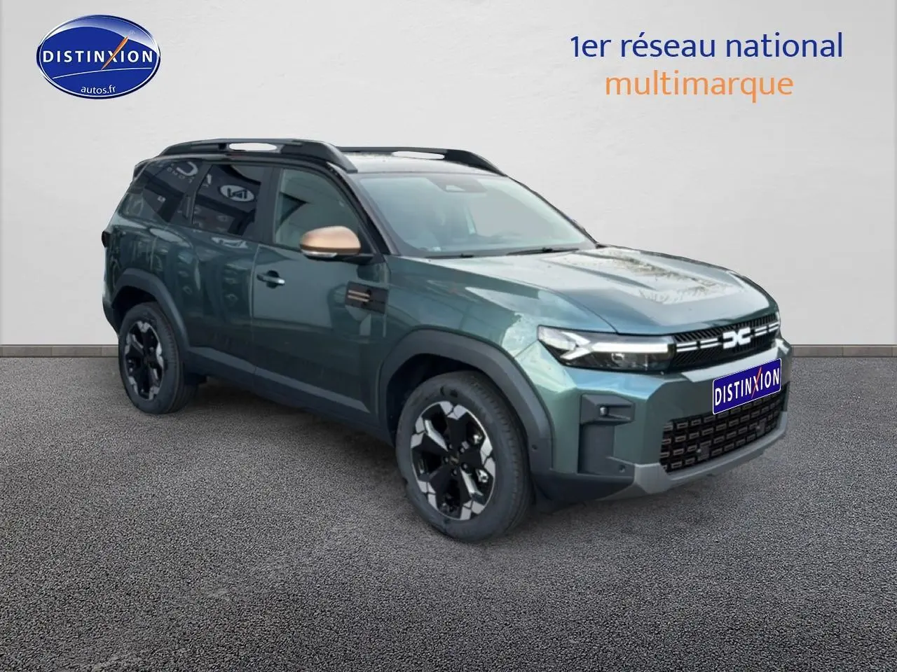 Vue 3/4 avant droite du Dacia Bigster vert cèdre avec rétroviseurs couleur cuivre et jantes noires distinctives.