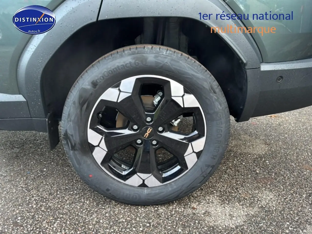Gros plan sur la jante 18 pouces bicolore noire et argent du Dacia Bigster vert cèdre, côté arrière droit.