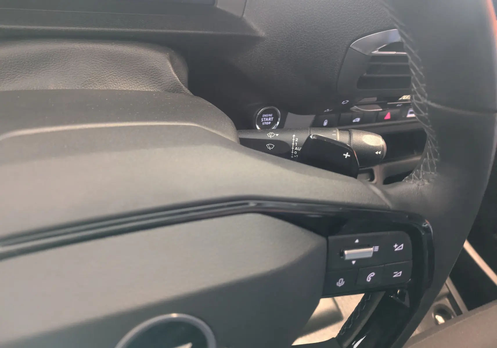 Gros plan sur le volant noir de l’Opel Vivaro Fourgon 2024, avec commandes intégrées et bouton start/stop visible.