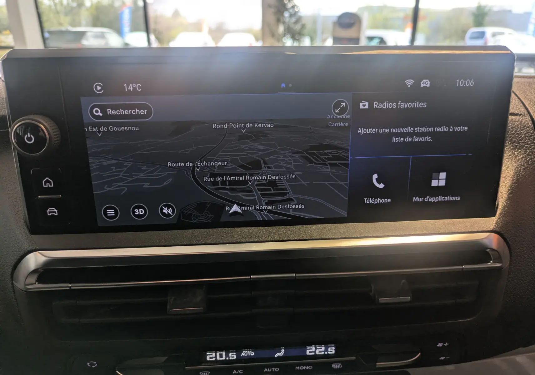 Écran tactile central du tableau de bord de l’Opel Vivaro Fourgon XL blanc, affichant la navigation GPS et les options multimédia.
