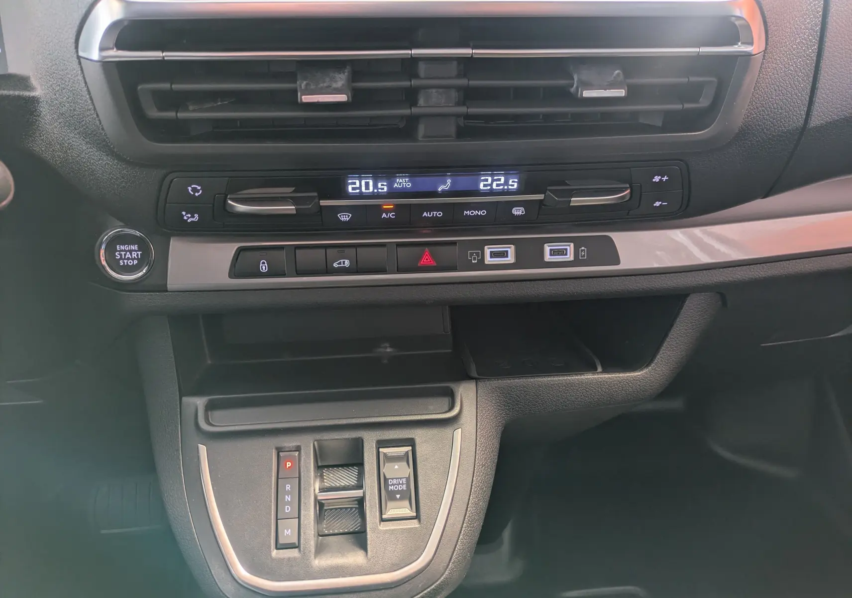 Vue rapprochée du tableau de bord de l’Opel Vivaro Fourgon XL 2024, avec commandes climatisation et boîte auto.