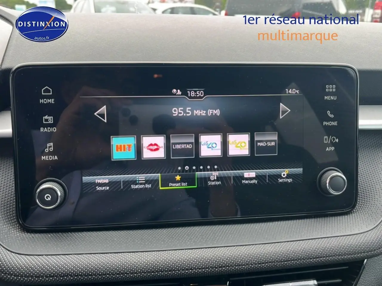 Écran tactile central de la Skoda Fabia bleu 2025 affichant la radio FM à 95,5 MHz en vue frontale.