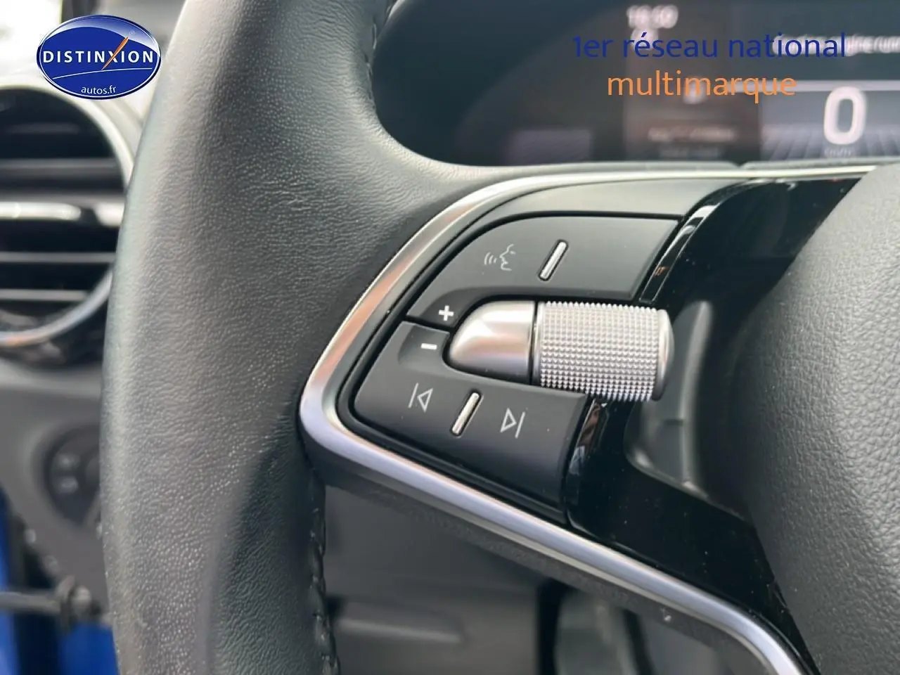 Gros plan sur les commandes audio au volant cuir d'une Skoda Fabia bleu, version 1.0 TSI Evo2 95 Selection 2025.