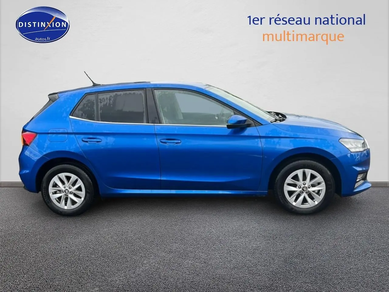 Profil droit d'une Skoda Fabia bleu 2025 avec jantes alu et poignées ton carrosserie sur fond neutre.
