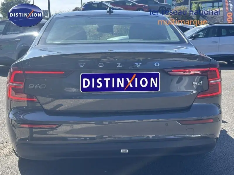 Vue arrière d'une Volvo S60 B4 gris Platinium métallisé avec feux LED et double sortie d'échappement chromée.