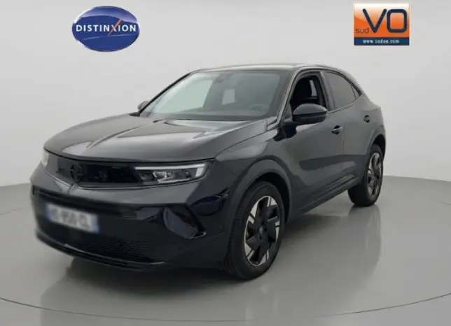 Opel Mokka électrique noir vue 3/4 avant droit, jantes alliage 17 pouces et vitres surteintées visibles.