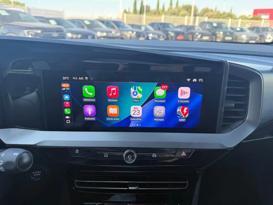 Vue rapprochée de l'écran tactile intérieur de l'Opel Mokka électrique 2025, affichant des applications colorées.