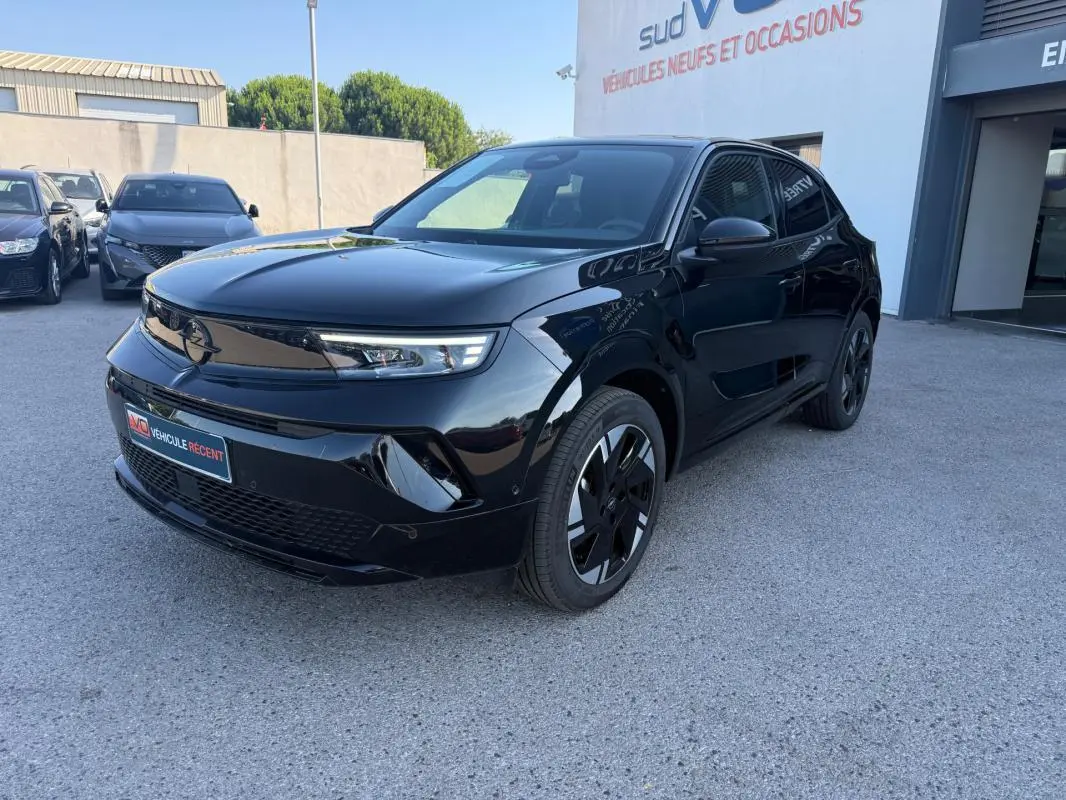 Opel Mokka électrique noir en 3/4 avant droit, avec jantes alliage 17 pouces et vitres surteintées.