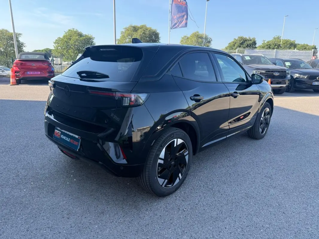 Opel Mokka électrique noir vu en 3/4 arrière droit, avec vitres surteintées et jantes alliage 17 pouces.