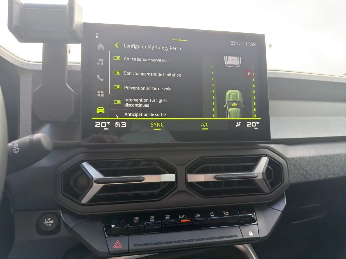 Écran tactile central affichant les aides à la conduite dans l'habitacle du Dacia Bigster vert 2025.