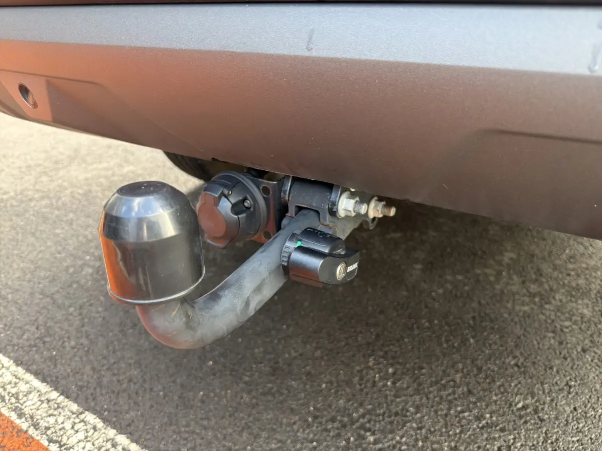 Gros plan sur l'attelage RDSO noir fixé sous le pare-chocs arrière du Dacia Bigster vert 2025.