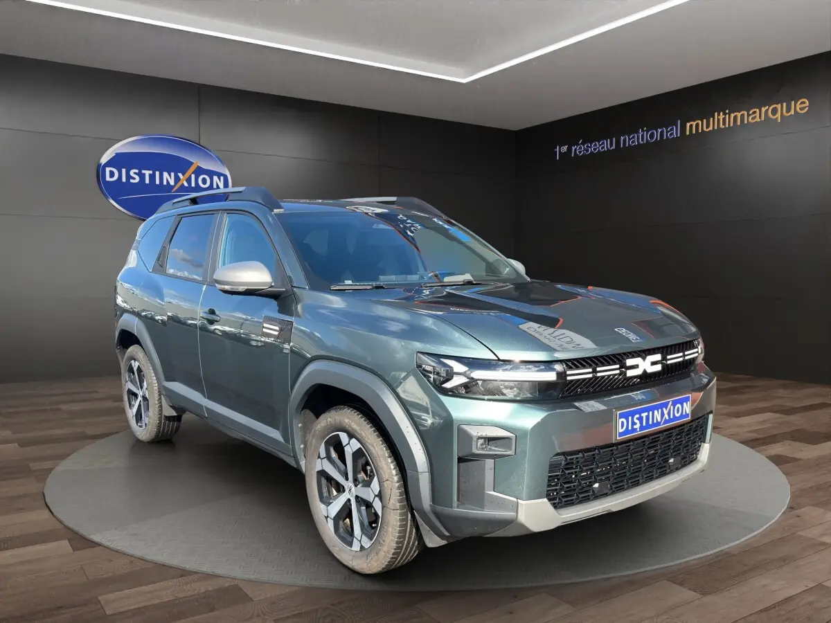 Dacia Bigster vert en 3/4 avant droit, avec calandre noire et jantes alliage distinctives en showroom.