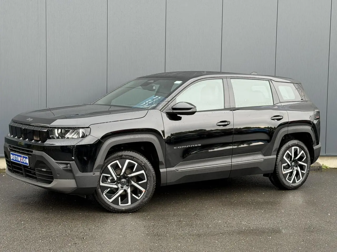 Jeep Compass noir Vulcano en vue 3/4 avant droit, avec jantes alliage 19 pouces et détails noirs mats.