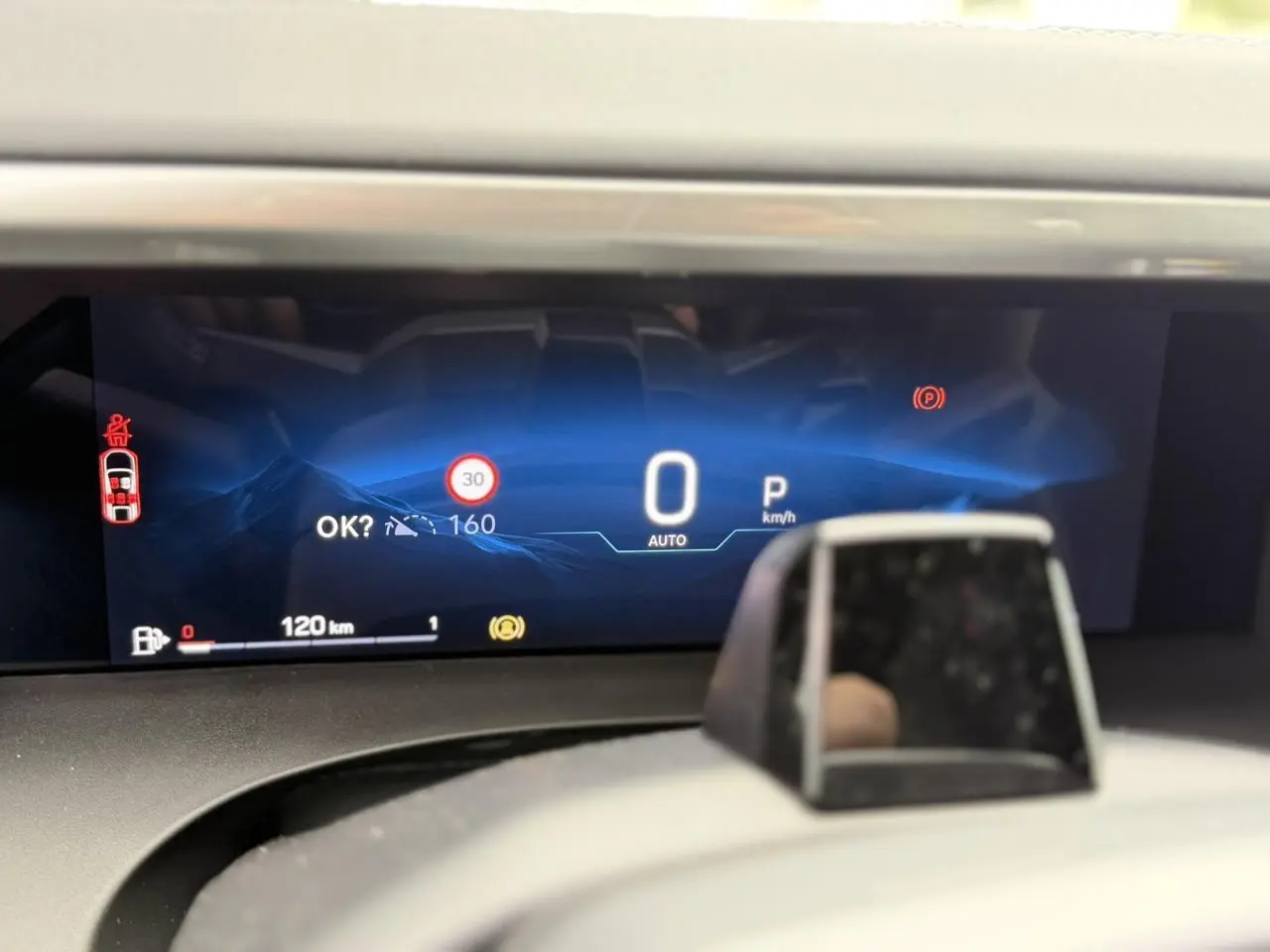 Tableau de bord numérique du Jeep Compass 2026 affichant la vitesse à 0 km/h et l'alerte limite à 30 km/h.