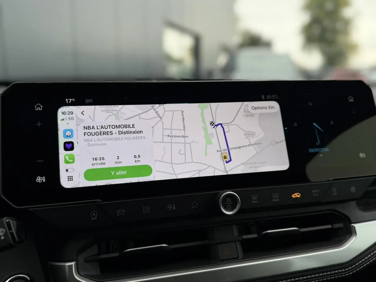 Vue rapprochée de l’écran tactile central du Jeep Compass 2026 affichant un itinéraire GPS.