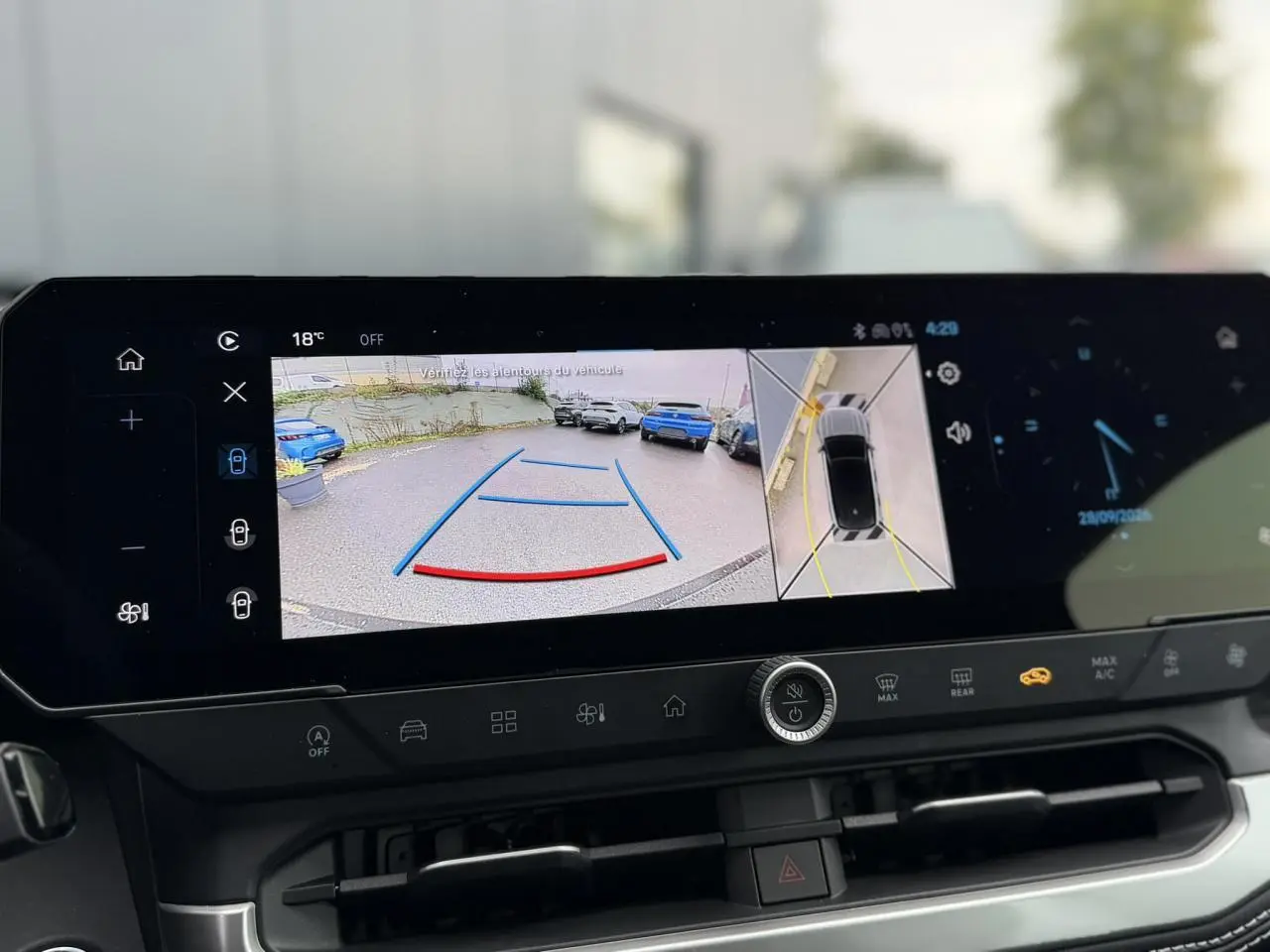 Écran tactile intérieur montrant la caméra 360° et l'aide au stationnement du Jeep Compass noir Vulcano.