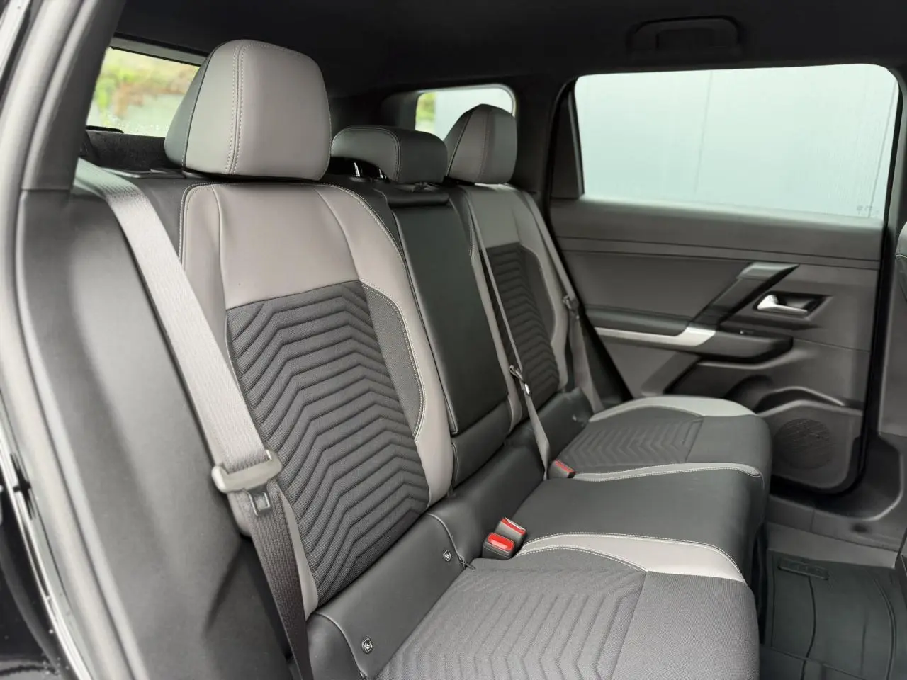 Vue intérieure côté droit des sièges arrière gris anthracite et TEP du Jeep Compass NV Hybrid 2026 avec ceintures visibles.