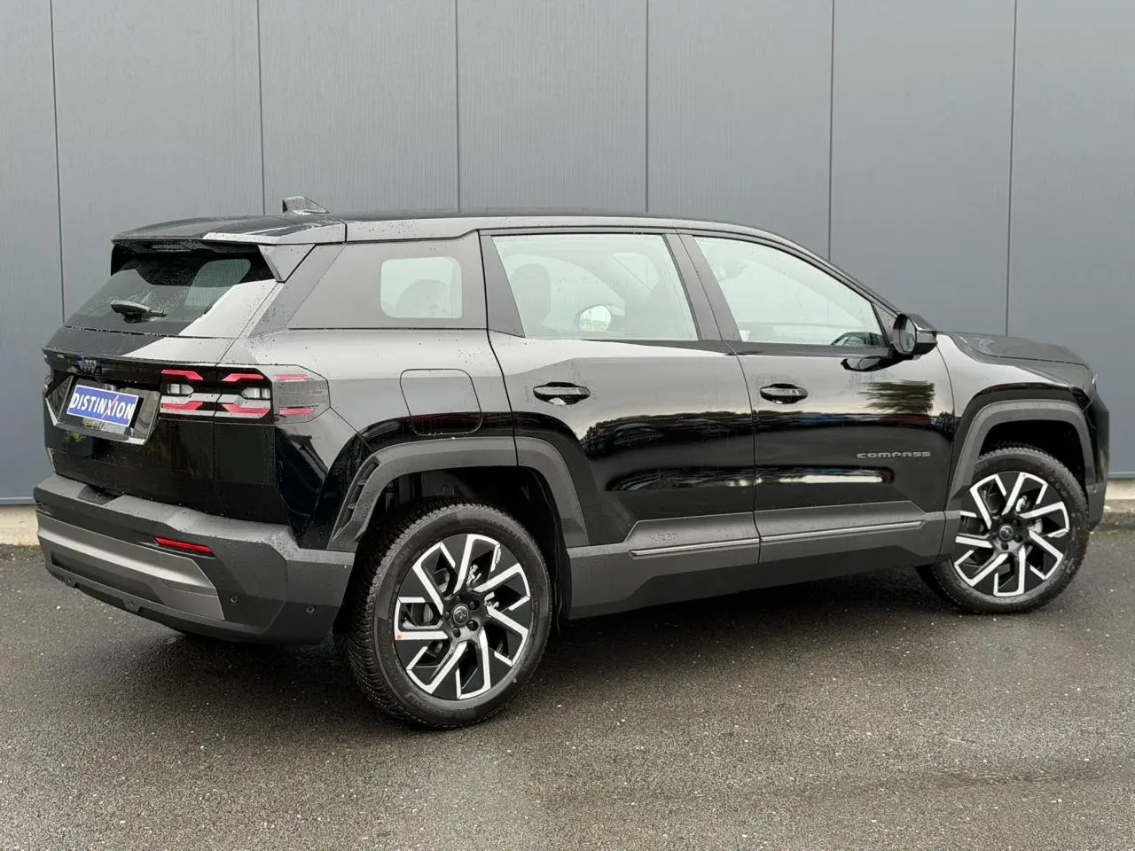 Jeep Compass NV Hybrid noir Vulcano vu de profil droit arrière, avec jantes alliage 19 pouces et feux LED distinctifs.