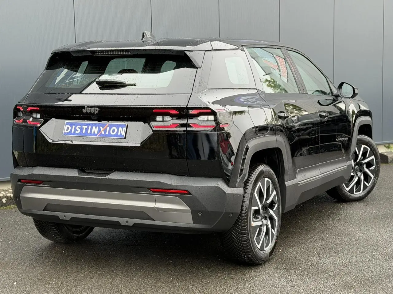 Jeep Compass noir Vulcano vu en 3/4 arrière droit, avec jantes alliage 19 pouces et feux arrière LED distinctifs.