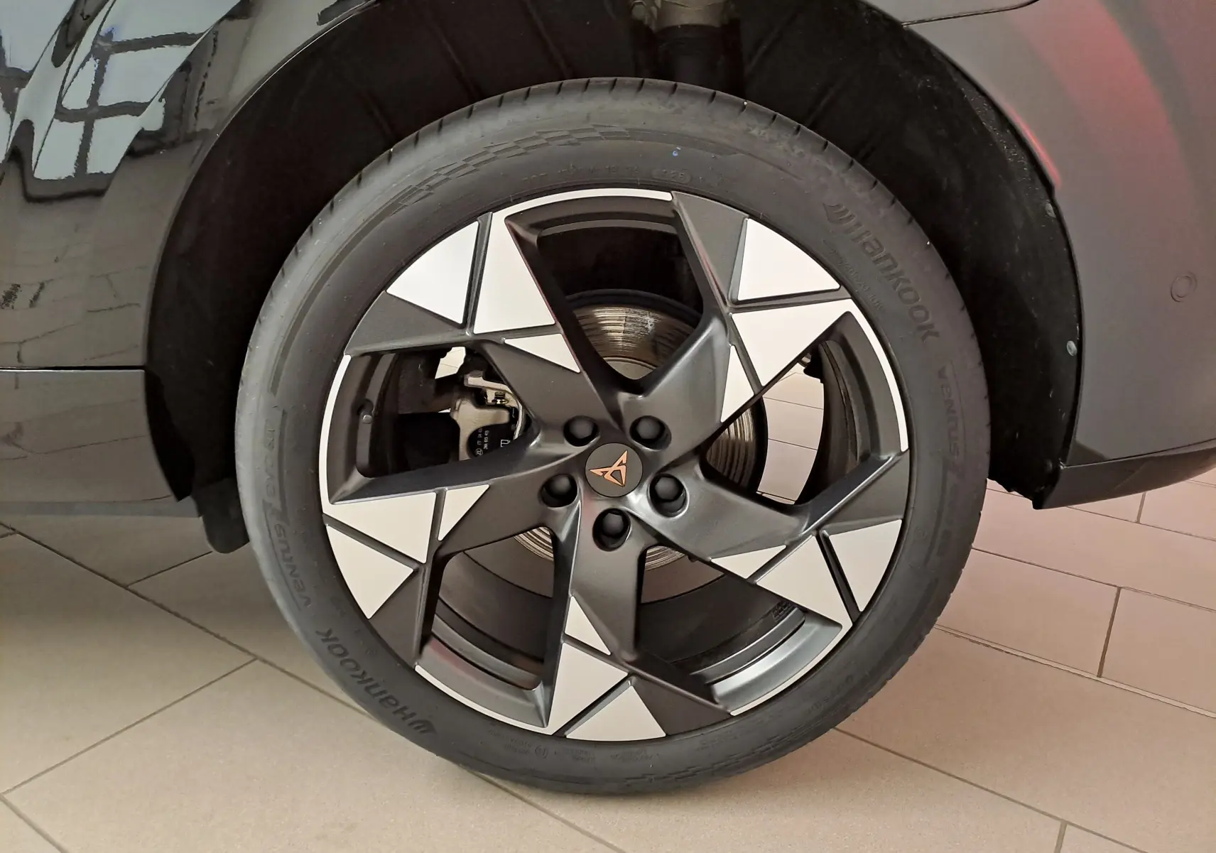 Gros plan sur la jante 20'' Gravity usinée du côté avant droit d'une CUPRA TERRAMAR Noir Minuit.