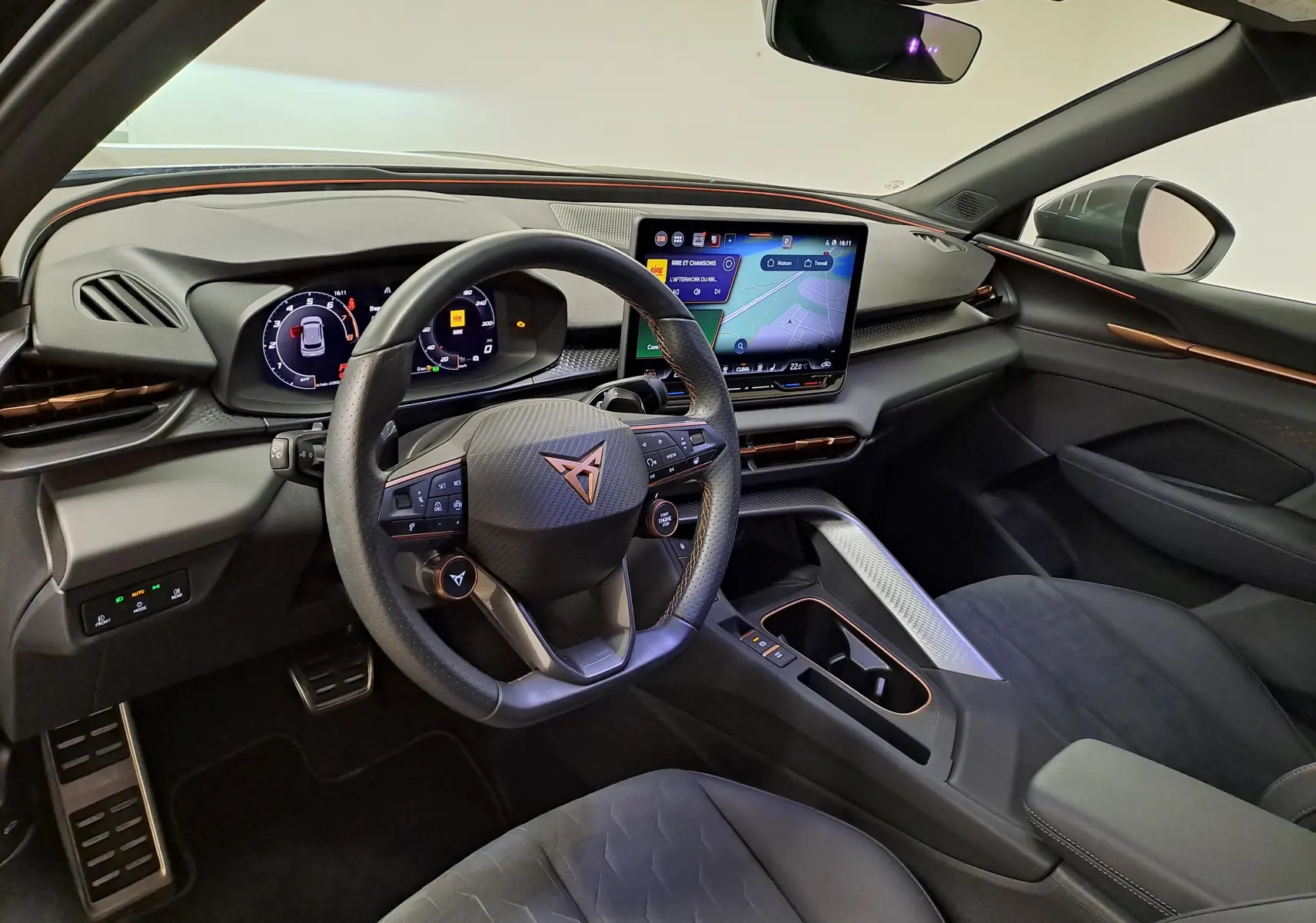 Vue intérieure côté conducteur du CUPRA TERRAMAR 2025 avec tableau de bord digital et volant au logo cuivré.