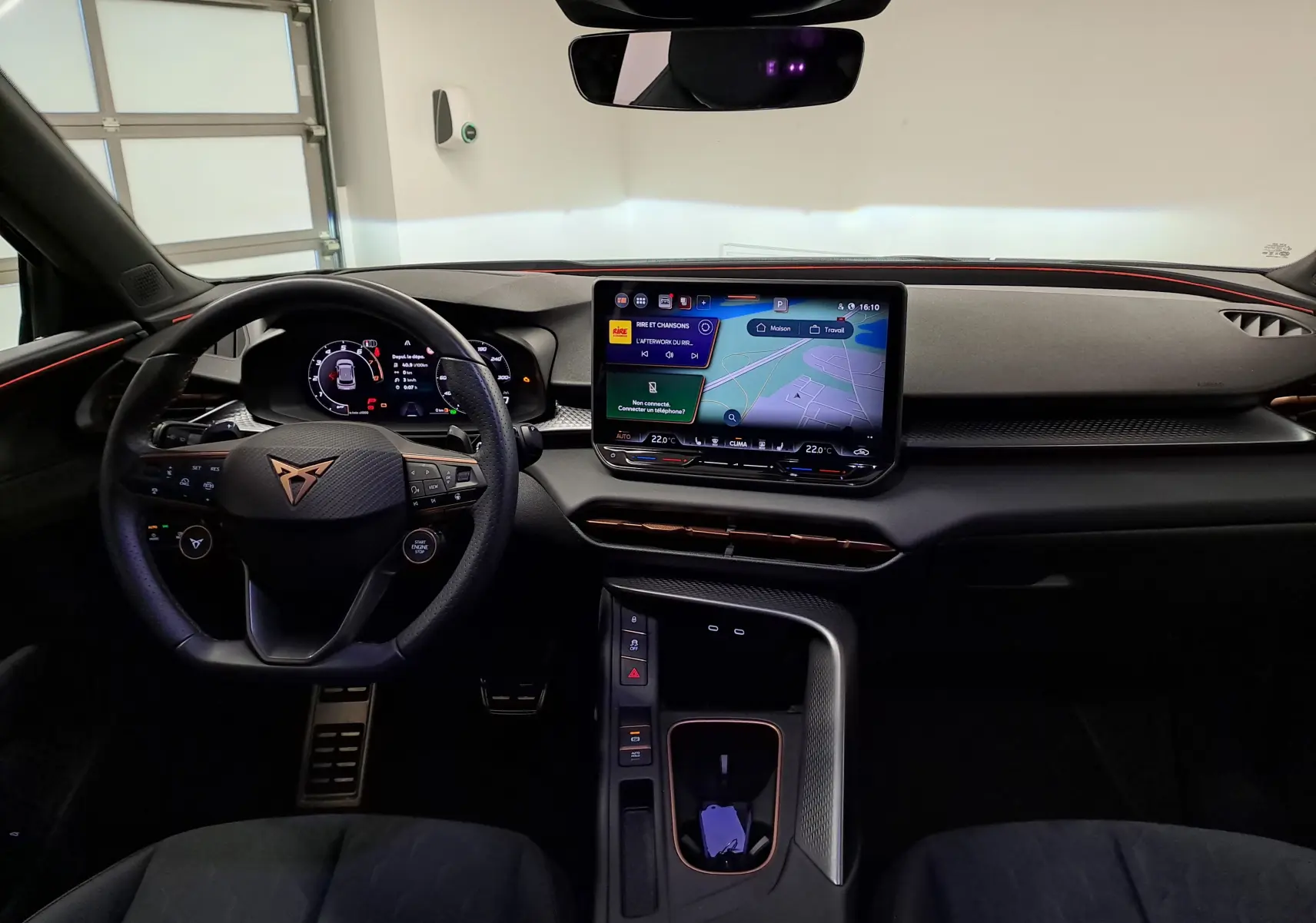 Vue intérieure du tableau de bord du CUPRA TERRAMAR 2025, avec écran tactile central et volant multifonction noir.
