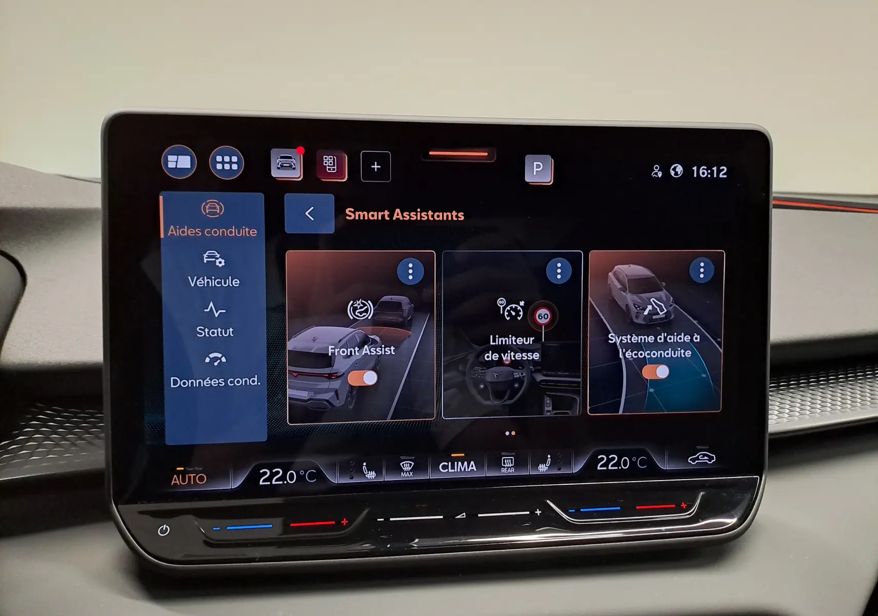 Écran tactile intérieur du CUPRA TERRAMAR affichant les assistants intelligents et la climatisation à 22°C.