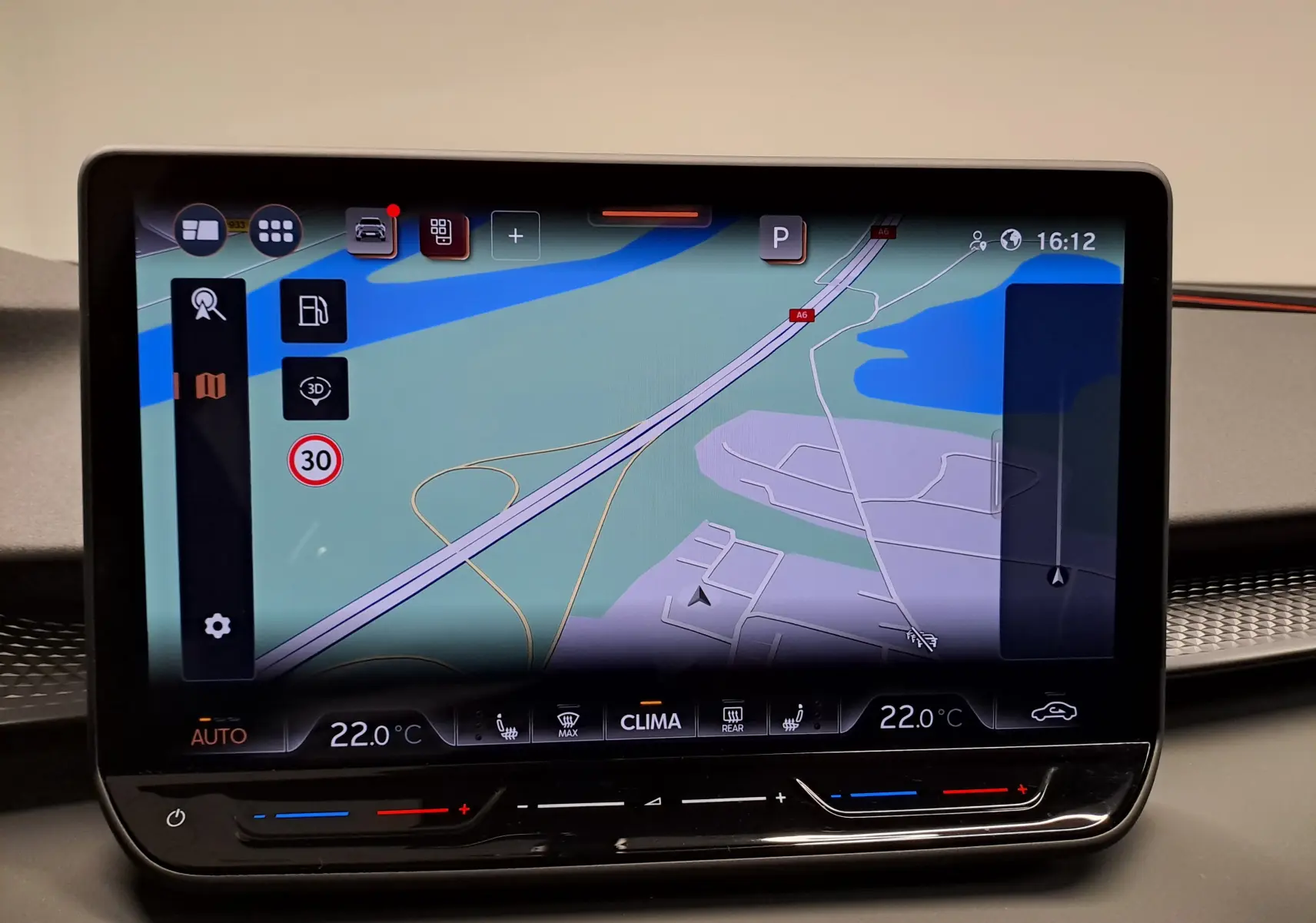 Écran tactile central du CUPRA TERRAMAR 2025 affichant la navigation avec interface moderne et commandes climatisation intégrées.