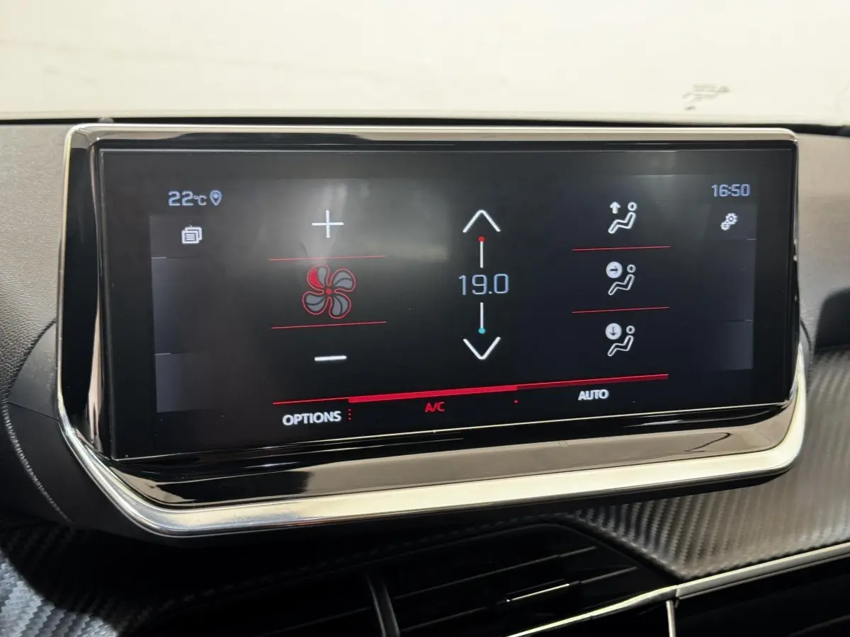 Écran tactile central affichant la climatisation à 19°C dans l’habitacle du Peugeot 2008 blanc, vue rapprochée.