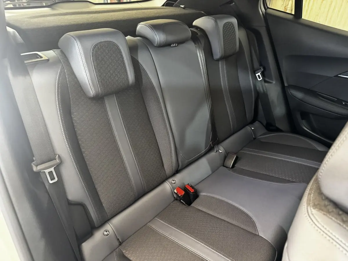 Vue intérieure des sièges arrière noirs du Peugeot 2008 PureTech 130 S&S Allure Business 2021, avec appuie-têtes et ceintures visibles.