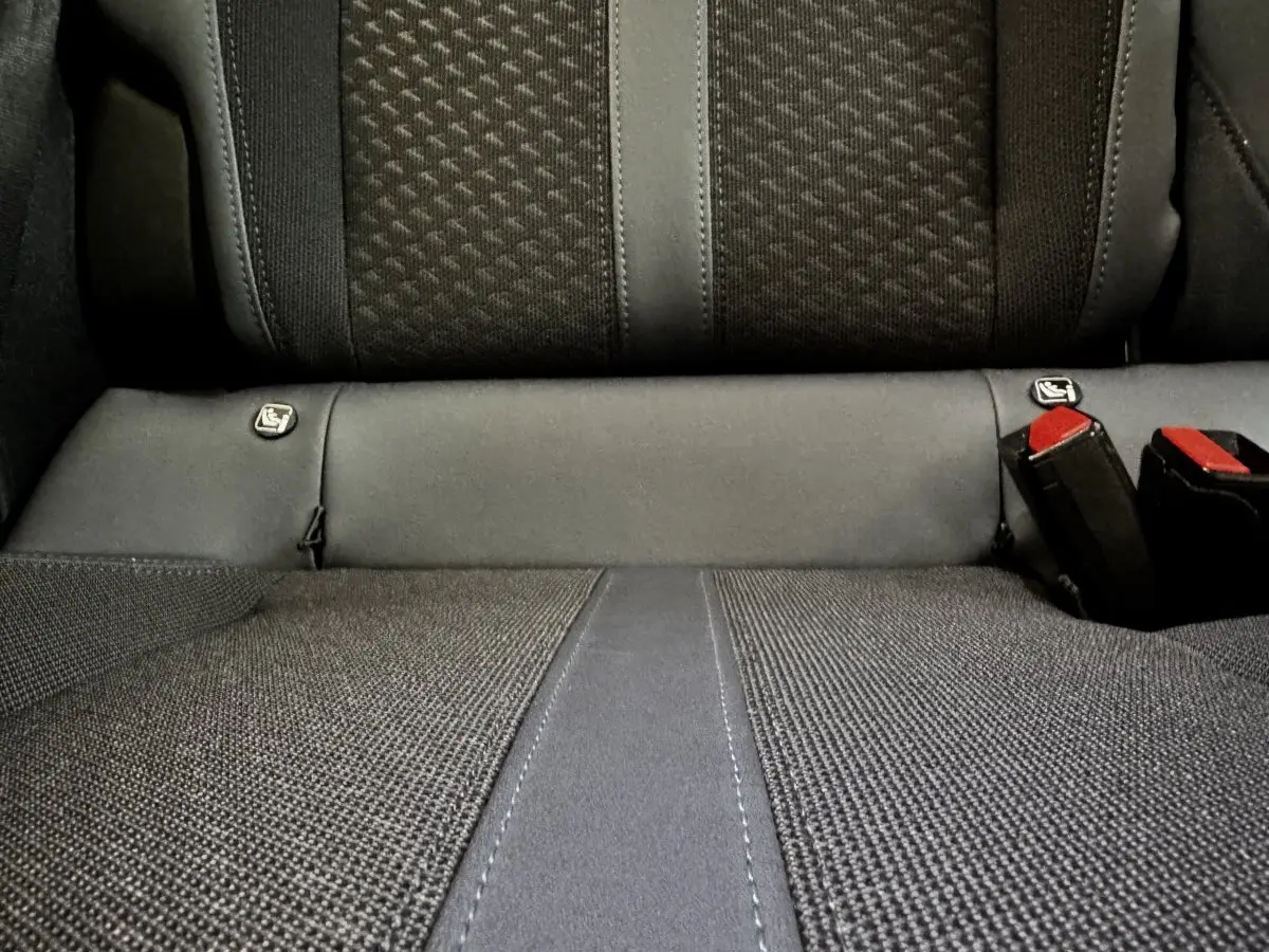 Gros plan sur la banquette arrière noire du Peugeot 2008 PureTech 130 S&S Allure Business 2021, avec ceintures visibles.