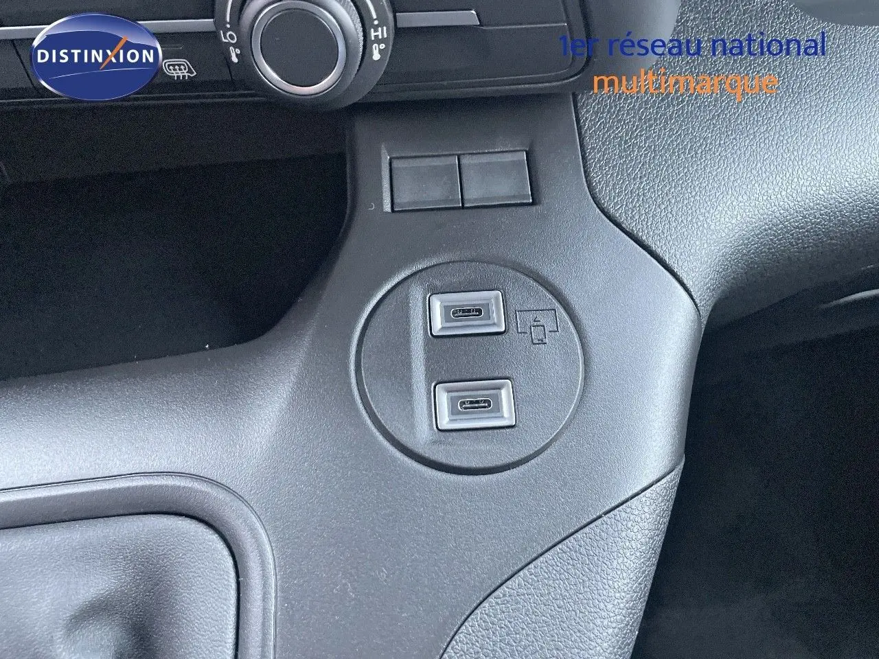 Gros plan sur la console centrale noire du Peugeot Partner 2025, montrant deux ports USB-C côte à côte.