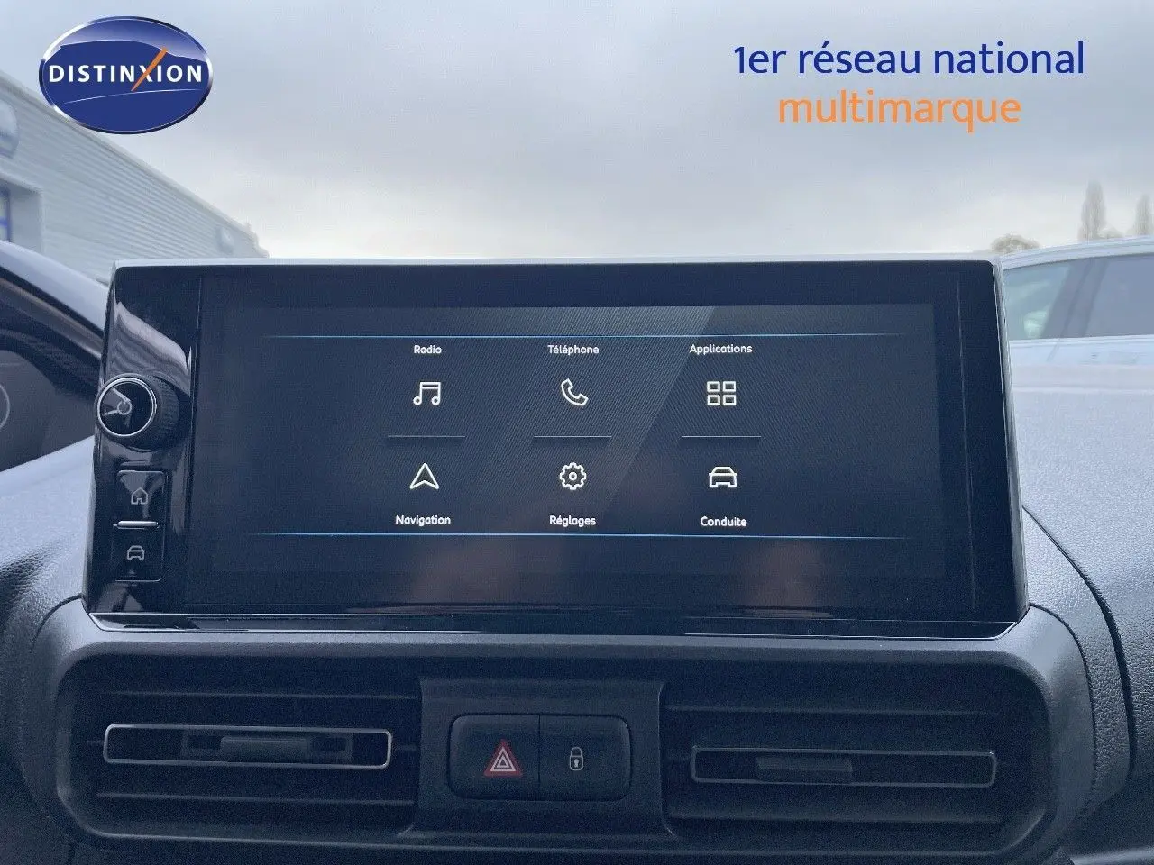 Écran tactile central du tableau de bord du Peugeot Partner 2025, affichant les menus radio, téléphone et navigation.