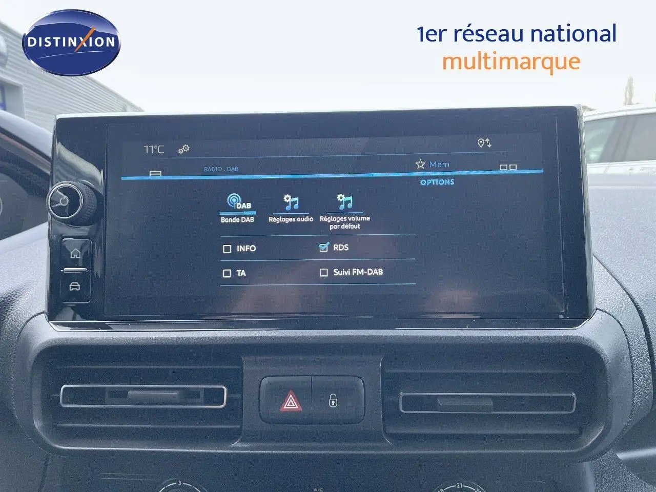 Écran tactile central du tableau de bord du Peugeot Partner 2025, affichant les réglages audio DAB.