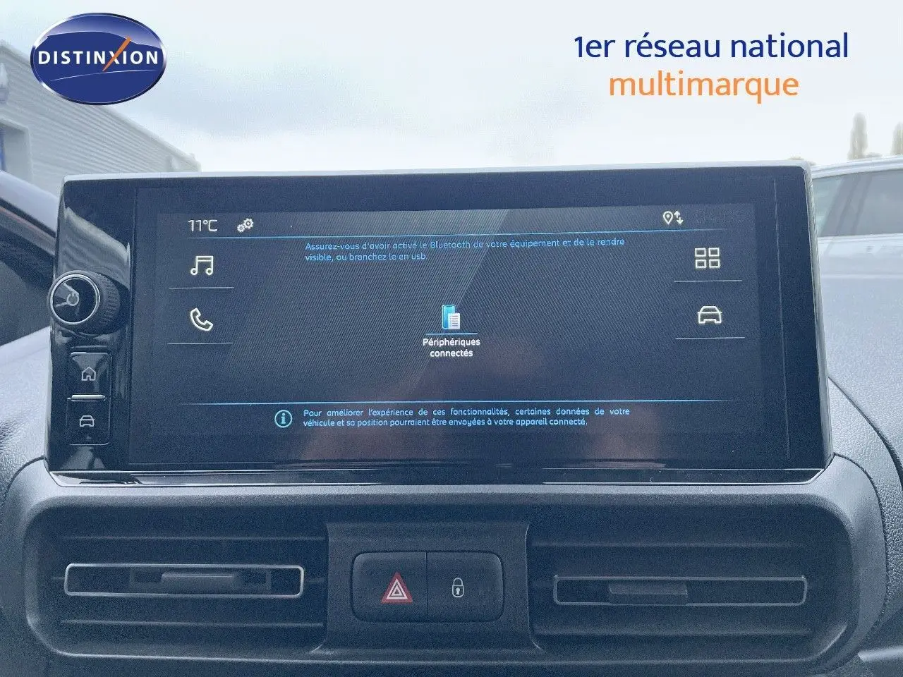 Écran tactile central du tableau de bord du Peugeot Partner 2025, vue frontale en gros plan, interface connectée visible.