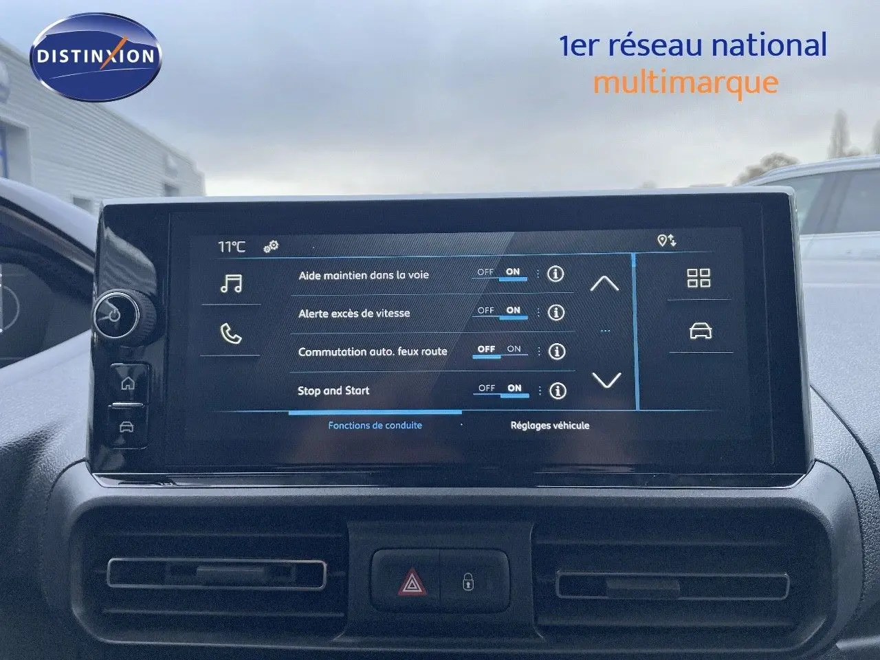 Écran tactile central du Peugeot Partner 2025 montrant les réglages d'aide à la conduite, intérieur noir.