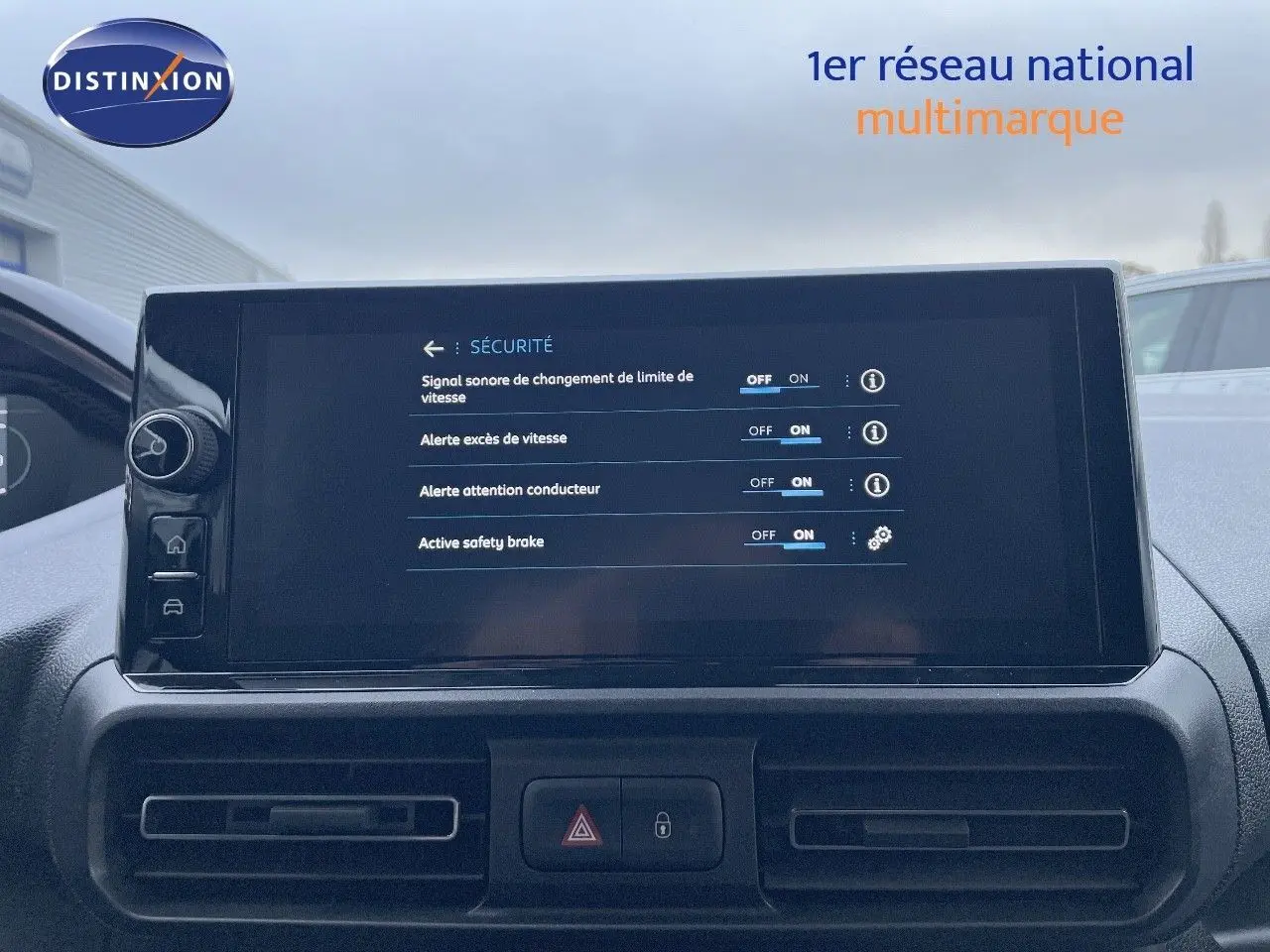 Vue avant du Peugeot Partner 2025 blanc, mettant en valeur sa calandre et ses phares distinctifs.