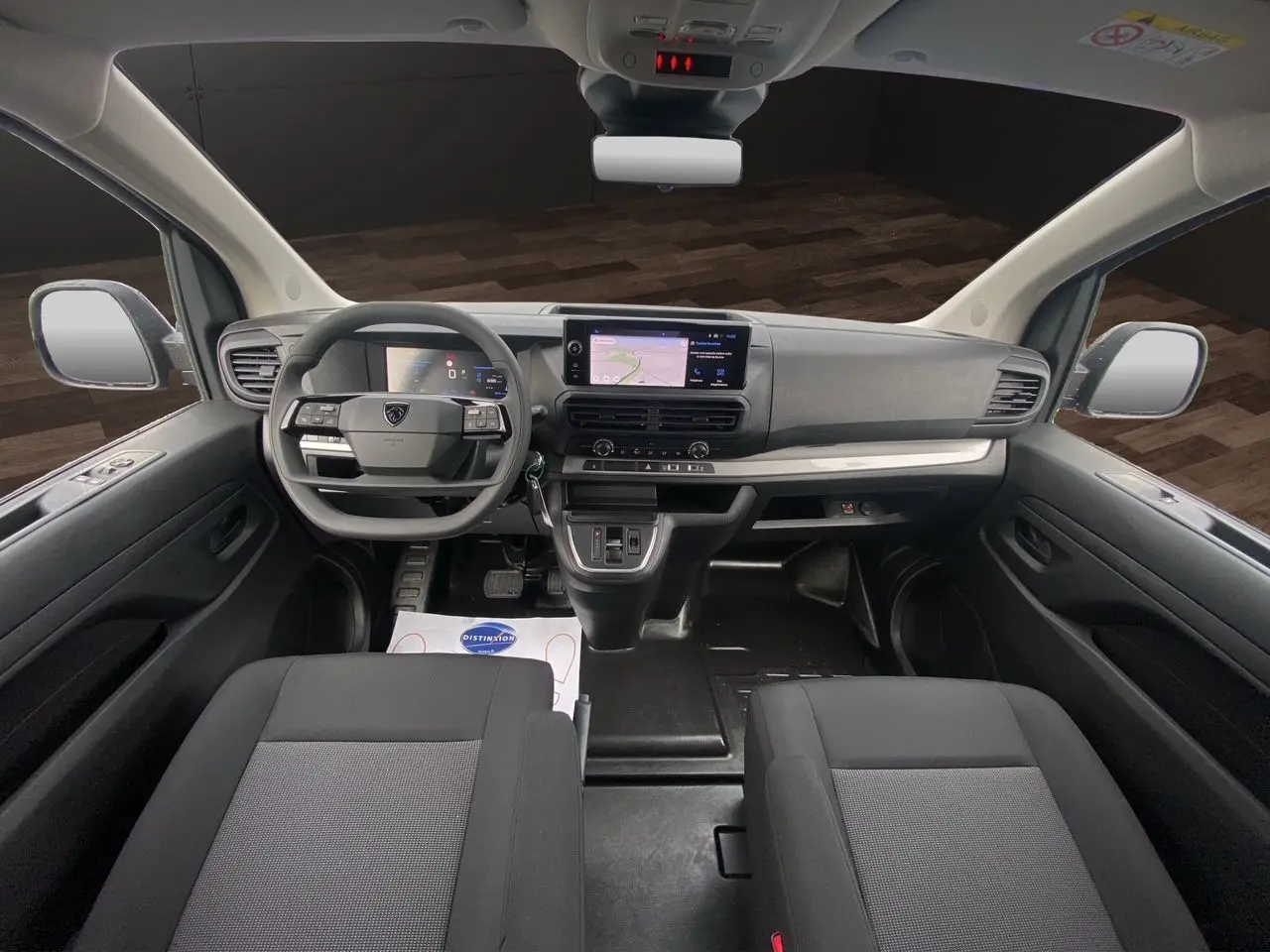 Vue intérieure avant du Peugeot Expert Cabine Approfondie 2025, tableau de bord moderne avec écran tactile et sièges tissu noir-gris.