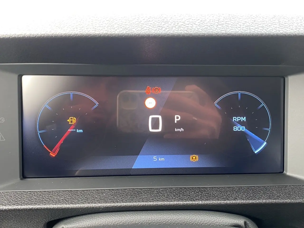 Affichage numérique du combiné de bord du Peugeot Expert gris titane, montrant la vitesse à 0 km/h et le régime moteur à 800 RPM.