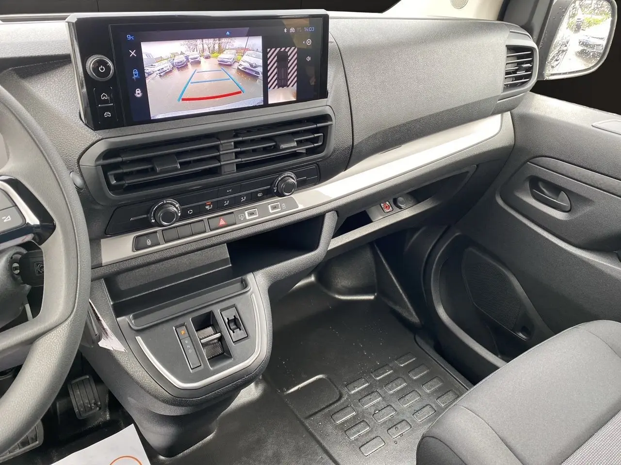 Vue intérieure côté passager du tableau de bord noir et gris avec écran tactile affichant la caméra de recul du Peugeot Expert Cabine Approfondie gris titane.